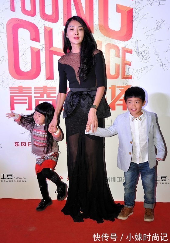 裙装|吴速玲“带娃”走红毯，身着一袭黑裙妩媚大气，曹格真是赚到了