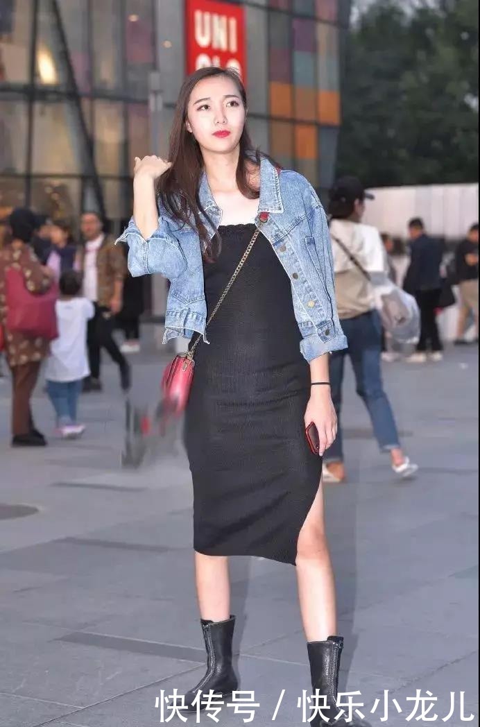 小黑裙搭配牛仔外套,微卷秀发优雅的搭在肩头,潮流不失温度