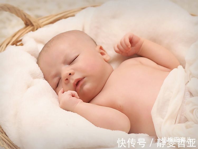 小宝宝|新生儿采用什么样睡姿,对宝宝最好,为什么呢?