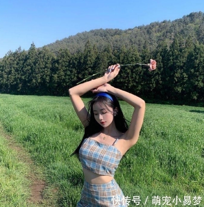 采花贼 这么热的天表姐还穿得这么有风尘味,很像一个采花贼啊