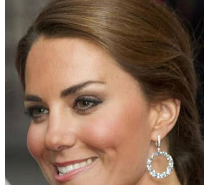 海蓝宝#同戴海蓝宝石首饰,卡米拉奢华繁琐戴妃简约大气,展现了两种美