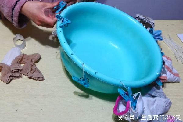 脸盆|废旧脸盆不要扔,戳几个小洞,放在阳台上,全家人都要抢着用!