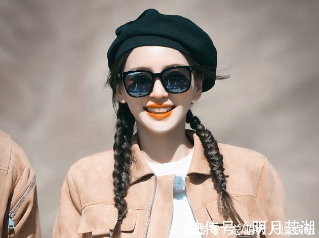 baby上节目练毛笔字,谁注意她拿笔姿势?可省省、别误人子弟了吧