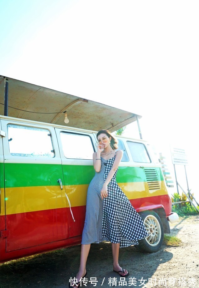 旅游|一款仙气飘飘的旅游海滩度假连衣裙，让你留住永不消失的风采