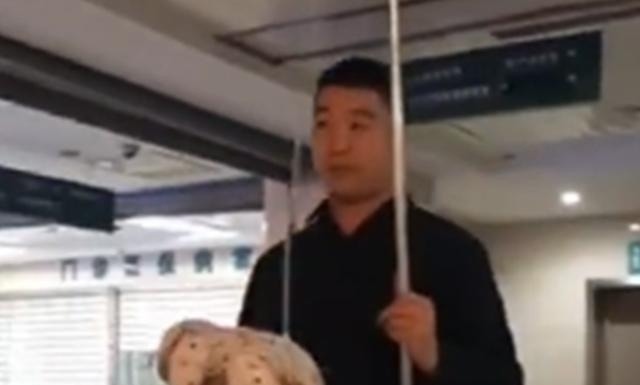 医院|爸爸抱孩子在医院打点滴,却因姿势走红,网友亲生的错不了