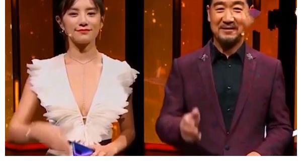 康熙微服私访记|主持人穿衣失误少穿了一件衣服，张国立全程目不斜视