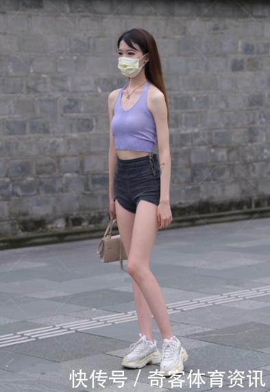 浅蓝色u型背心搭配黑色的高腰牛仔短裤,简单时尚,青春减龄