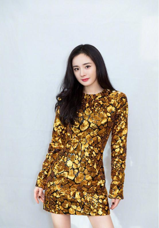 杨幂的梨型身材女人堆里少有,尤其是侧身的时候,真显“有”