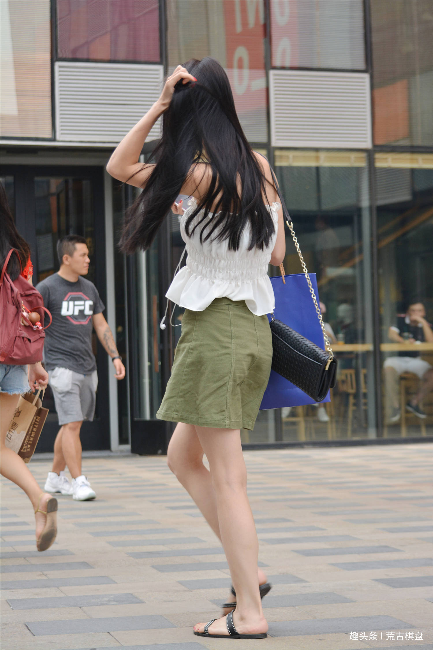 高跟鞋 穿着短裙搭配平底凉鞋,这是对自信,也喜欢休闲风格