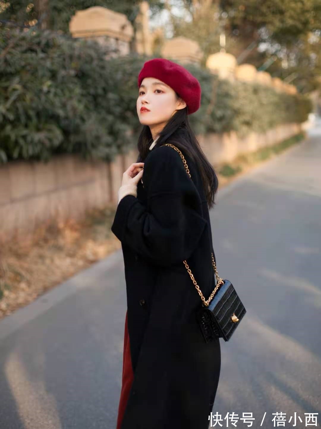 穿搭 谁说“黑大衣”已过时?采用这3种搭配方式,演绎不费劲的时髦感