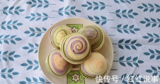 中秋来点不一样的，五彩月饼颜值高，酥软不腻味道好！