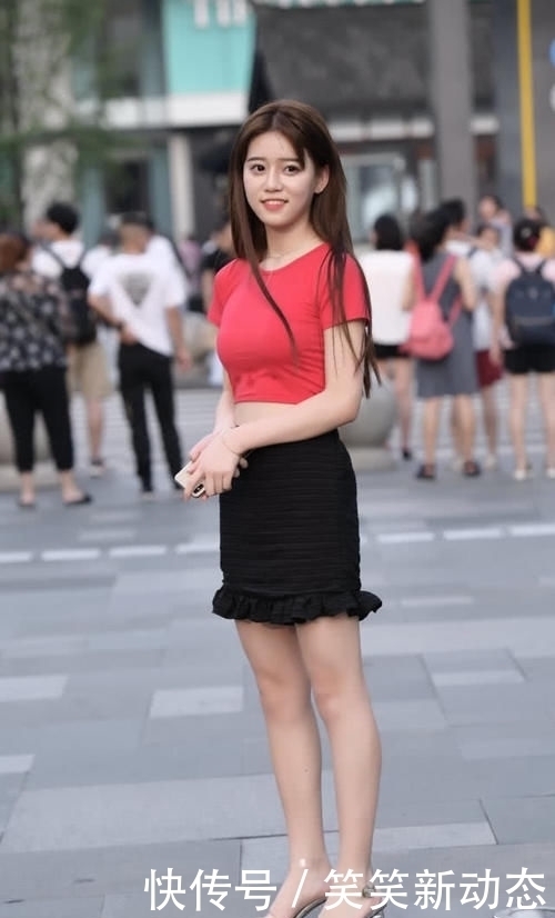 搭配|气质小姐姐白色棉质背心,搭配灰色短版热裤,尽显都市丽人魅力