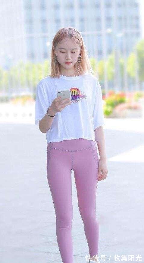 视觉效果 米白色后背镂空上衣搭配米白色紧身打底裤,收腰设计,简单不单调!