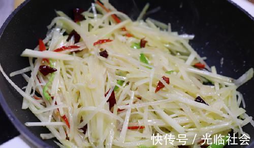 炒土豆丝,啥时候放醋是关键!顺序对了,就算随便炒炒都爽脆好吃