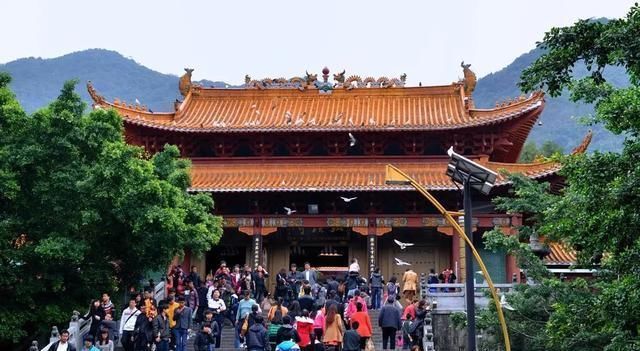 深圳香火旺盛的一座寺庙，依山拾级而建，对外不收取门票