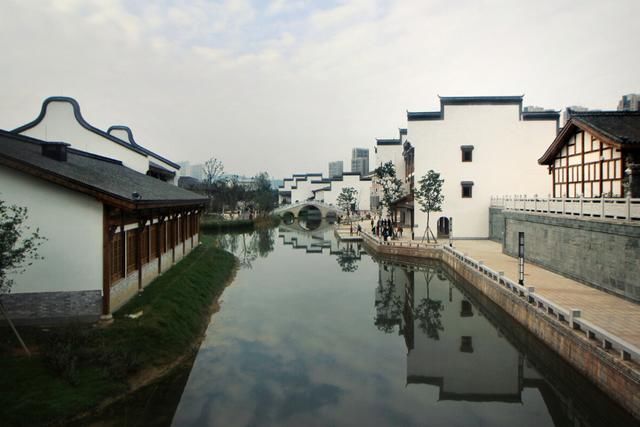 洋湖水街|湖南一新建街区走红，人称长沙“文旅之光”，虽为仿建却好评不断