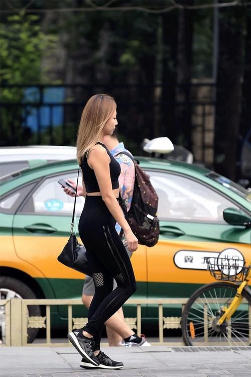 瑜伽服|都说穿了瑜伽裤人矮腿粗，看了她们穿瑜伽裤，发现还真不是这样