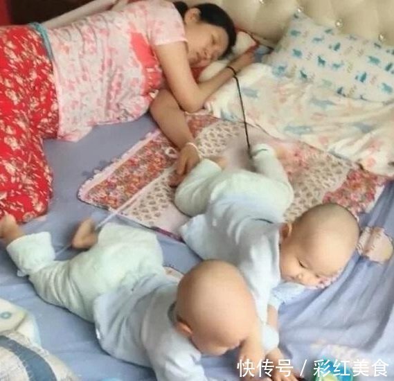 妈妈|妈妈困坏了想睡觉,担心双胞胎乱爬,于是想了个妙招,真有才