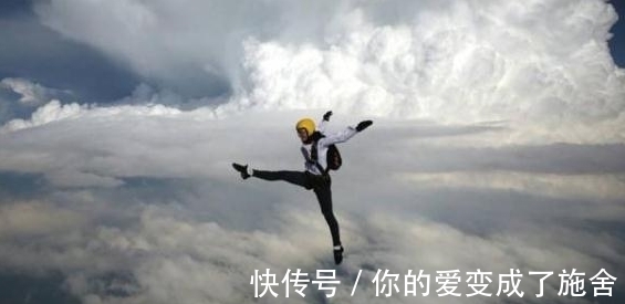 跳伞|俄19岁女孩完成第500次高空跳伞，两年来平均一天跳一次