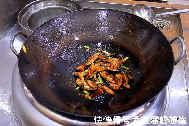 炒茄子时,先放油就错了!饭店大厨教你1招,茄子不吸油不发黑