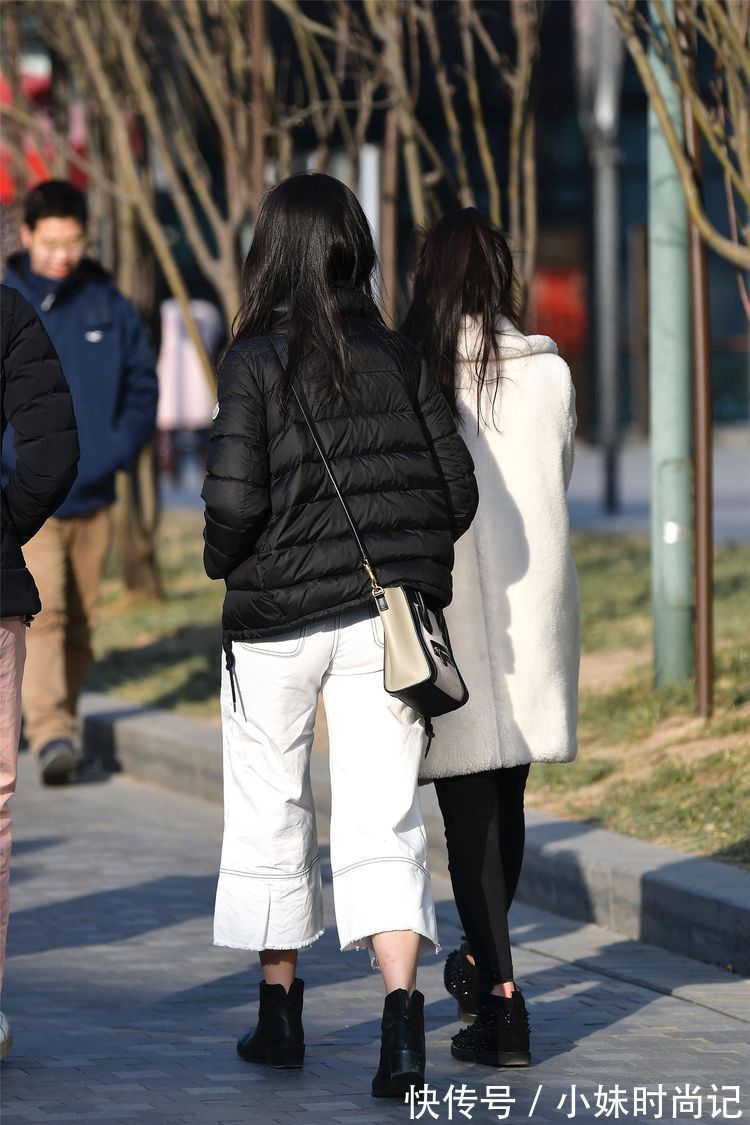 身材 街拍:宽松款式的蓝色羽绒服,被小姐姐高挑身材衬托的非常漂亮!