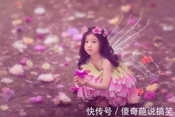 宝妈|“倔强母子”火了,街头相隔3米僵持不下,孩子:敌不动我不动