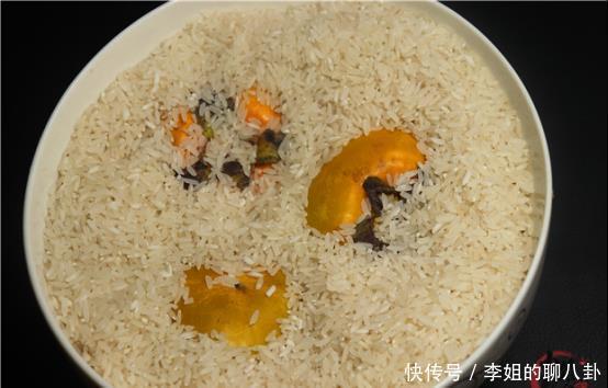 简单|才发现,柿子去苦涩这么简单,一把大米就轻松搞定,省事又实用!