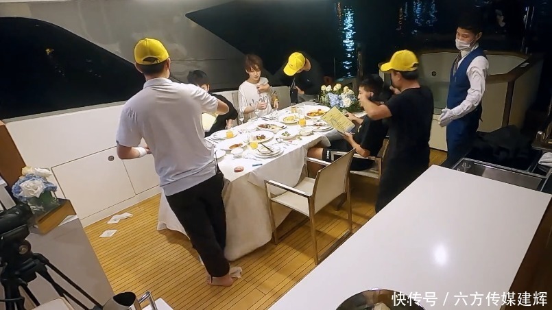 外人 鹿晗被强制戴麦,谁注意整理衣服时露出了啥?真不把网友当外人