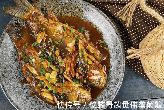 不管解冻什么鱼,都别直接用水泡,渔民教你一妙招,跟活鱼一样鲜