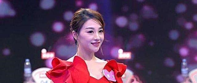 非誠勿擾男生牽手一美女,得知家庭背景后,竟當場反悔獨自離場