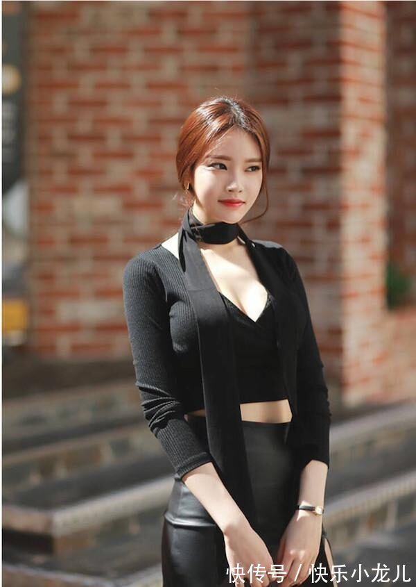 皮裙 小姐姐穿黑针织上衣搭配皮裙出街游玩,这样的搭配我给满分