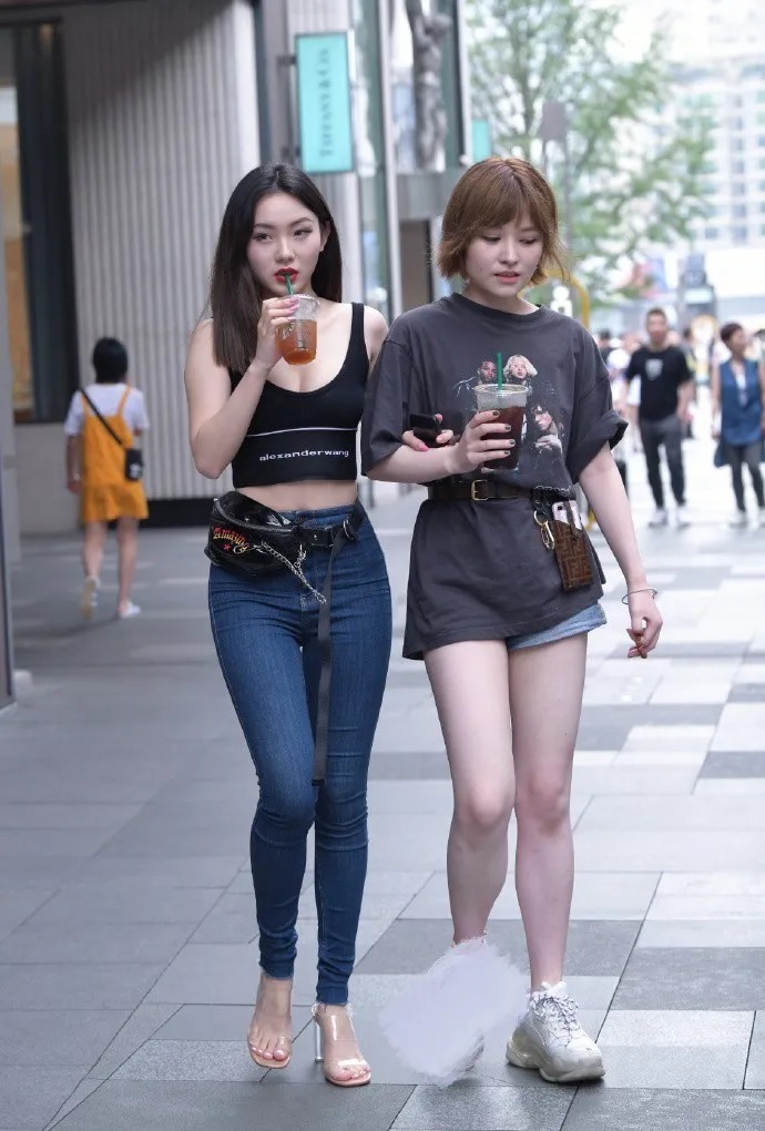 个性小姐姐,一件黑色吊带搭配牛仔裤,尽显霸气十足!