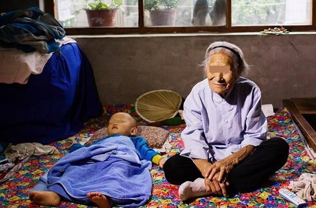 差别|宝宝到底该跟谁?跟老人和跟父母,性格差别其实并不大