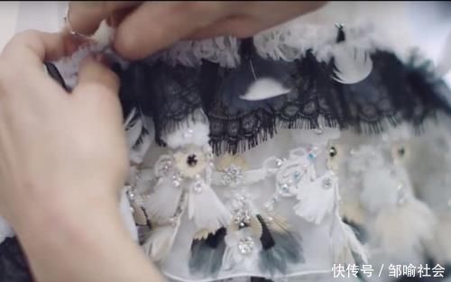 ch有一种“娇贵”叫香奈儿的衣服,一沾水就报废,图案竟是现场画上去的