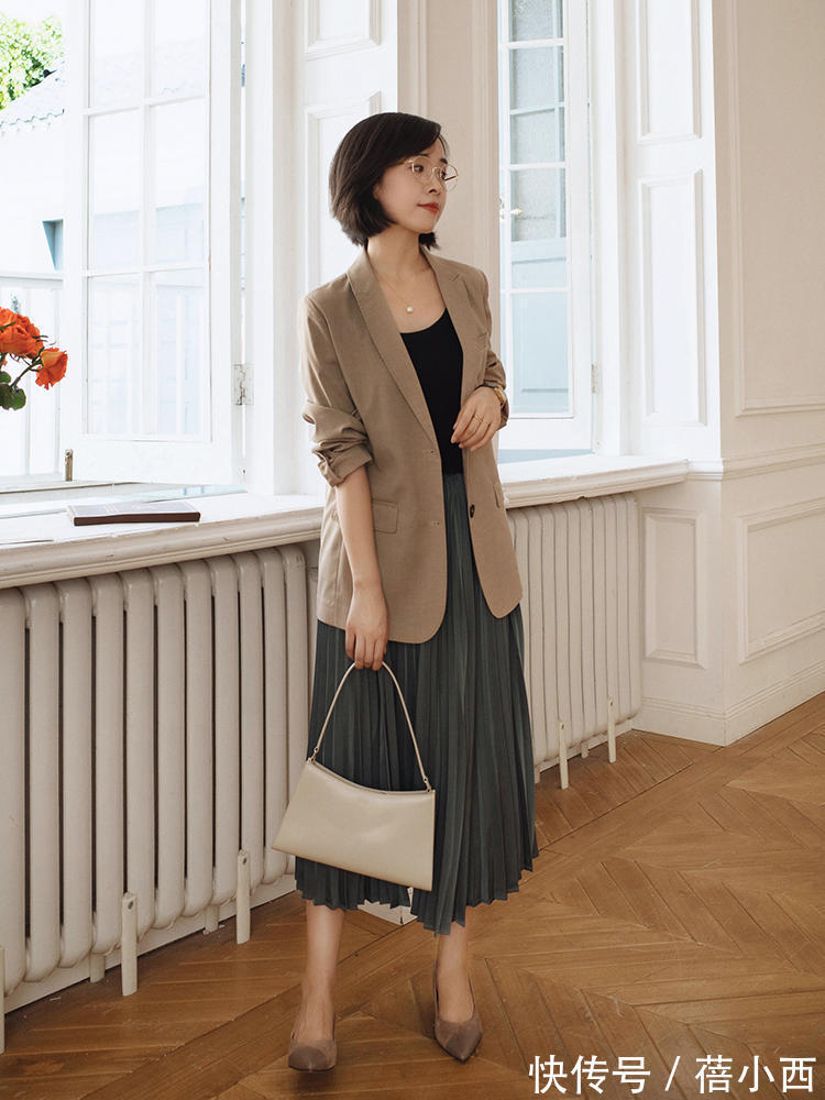 穿搭|张钧甯穿得越简约越高级，西装内搭条纹T恤，再穿阔腿裤时髦洋气