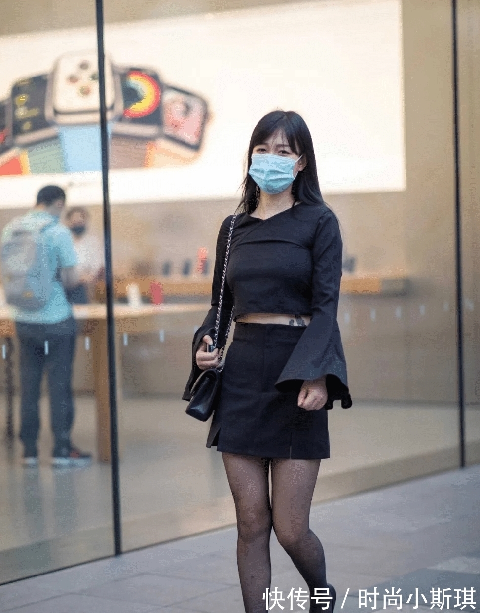 高跟鞋|喇叭袖短款黑衣,搭配同色半身裙,尽显出魅力十足的美