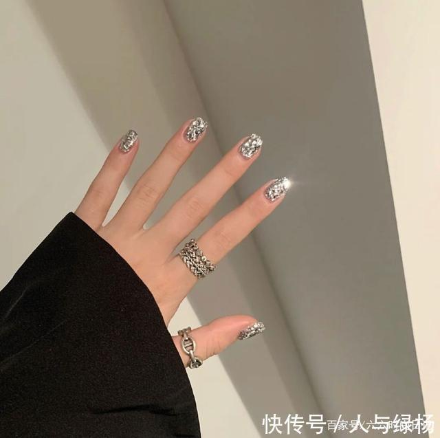 指甲|近期超火的韩系亮片美甲分享，闪闪惹人爱，换上你就是最亮的仔！