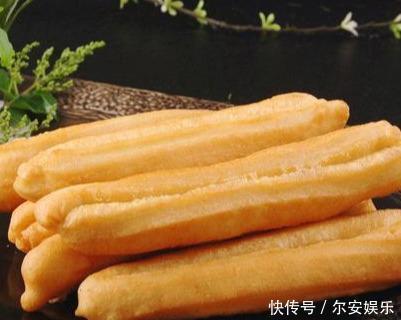 炸油条是有窍门的,掌握之后,做出酥脆蓬松的油条,健康美味省时