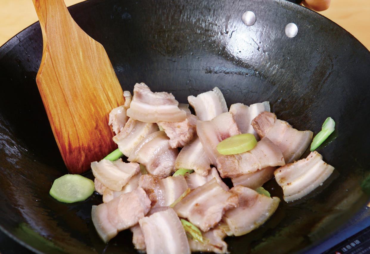香醇|辣烧榛蘑五花肉小小菌菇也作当家菜油润明亮，酥软香醇，微辣咸香