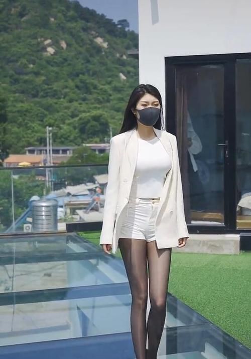 优雅到骨子里了！热裤也要配高跟，高级精致感