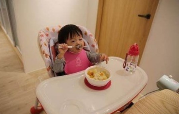 宝宝|满1岁的宝宝,喝奶和吃饭哪个为主做对了好处多,家长别大意