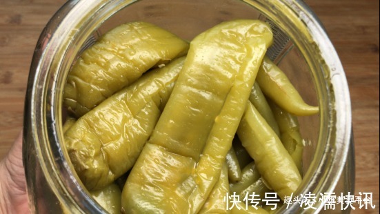 原来腌辣椒这么简单，不加一滴水，坛子不生花不易坏，三天就能吃