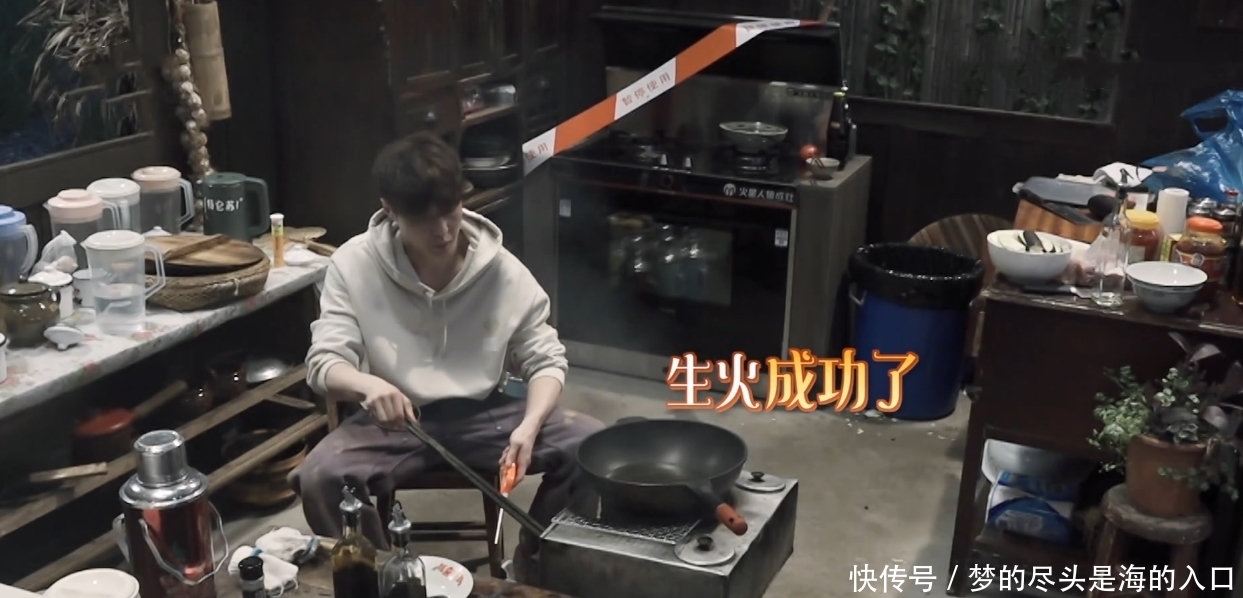 张艺兴 张艺兴抢着做饭又不会生火,搞砸黄磊做好的菜,自责说压力好大