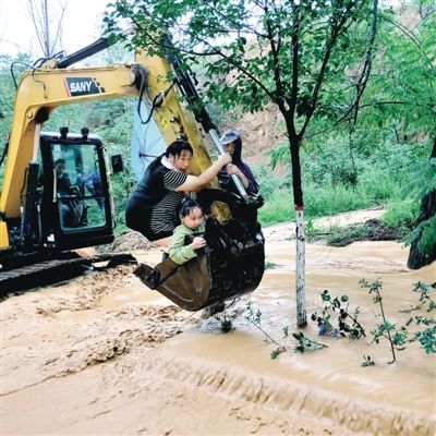 暴雨|爱比雨大 暴雨灾情下的无声大爱