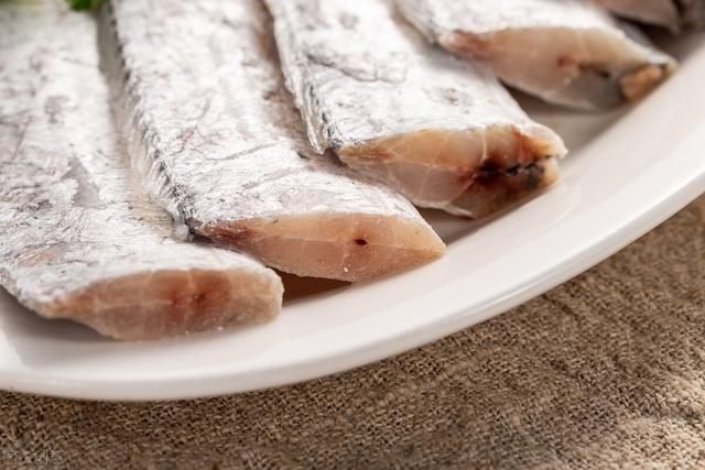 原来煎带鱼这么简单,鱼皮上加1样食材,带鱼酥脆可口,营养好吃