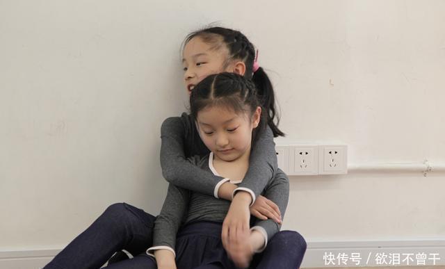 检查|孕妈生下双胞胎后，突然大喊“等一下”，医生检查后发现意外之喜