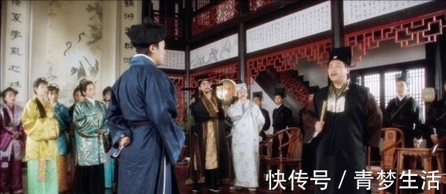 对联!官老爷贴对联炫耀,穷秀才见后简单添了几笔,官老爷气得直跺脚