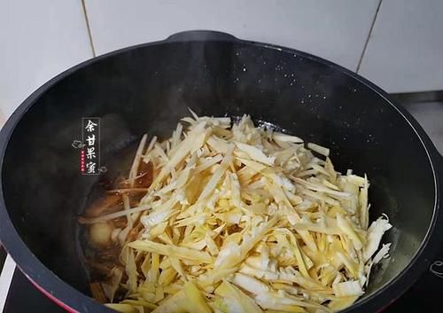 这道炒肉丝可鲜美了，鲜香不腻卷饼也味美，一碟上桌又光盘了