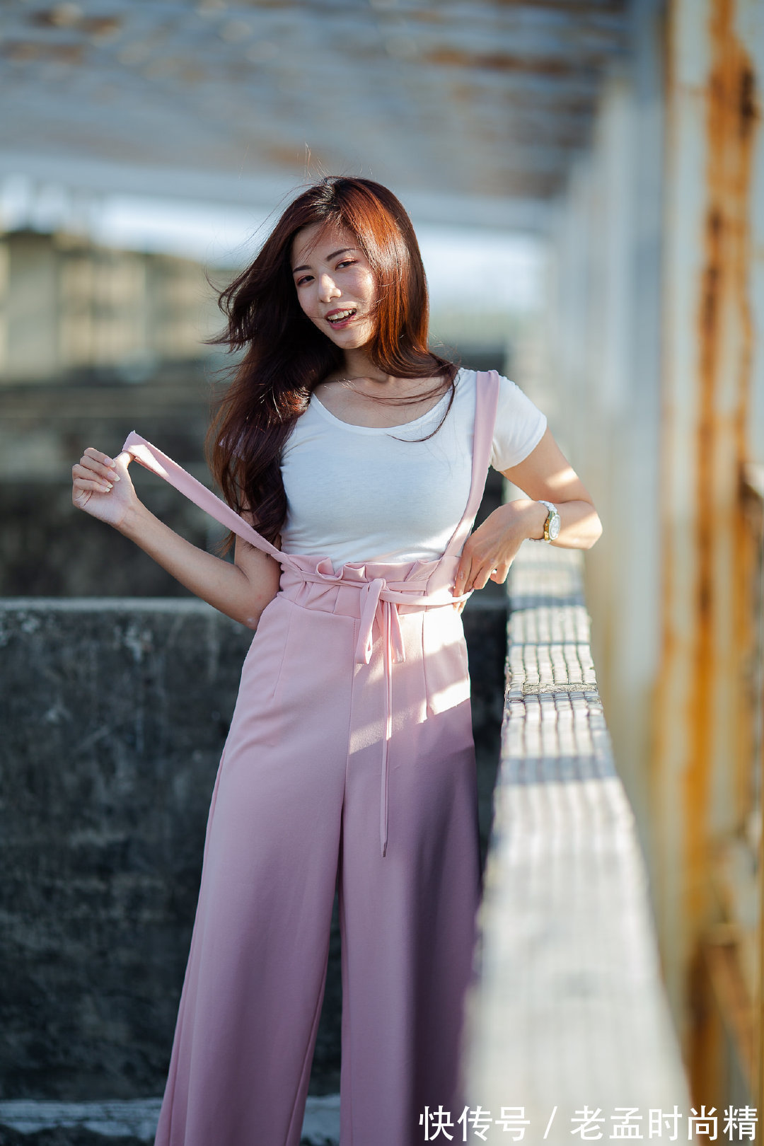 高腰|白色T恤搭粉色背带裤,甜美减龄,日常还是通勤都非常的合适