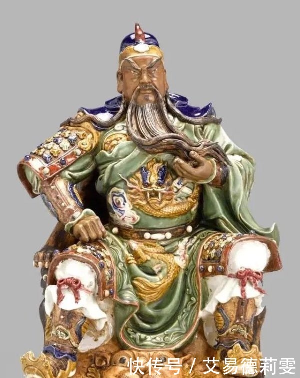 关公穿龙袍坐龙椅拿牌形象代表意思?